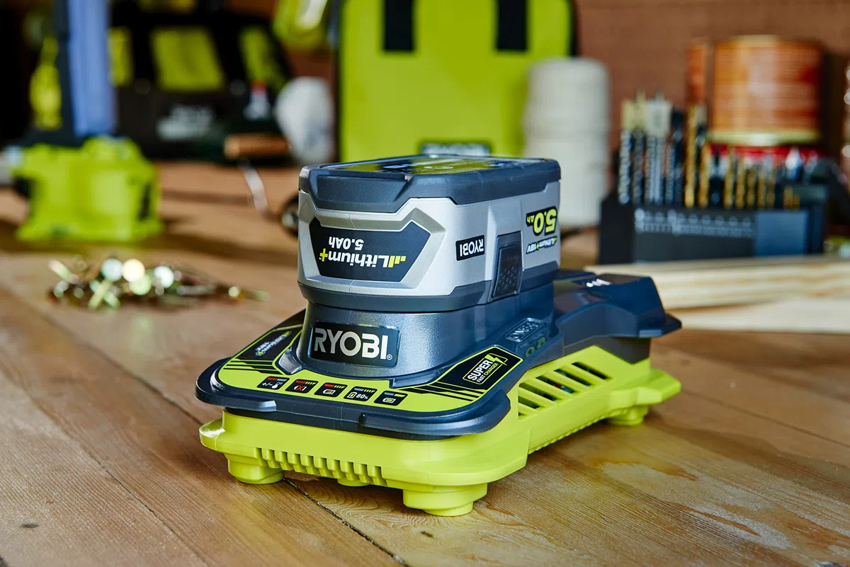 Confezione 2 batterie RYOBI 18V OnePlus 5,0 Ah LithiumPlus - 1 caricabatterie ultra veloce 5,0 Ah RC18150-250-250